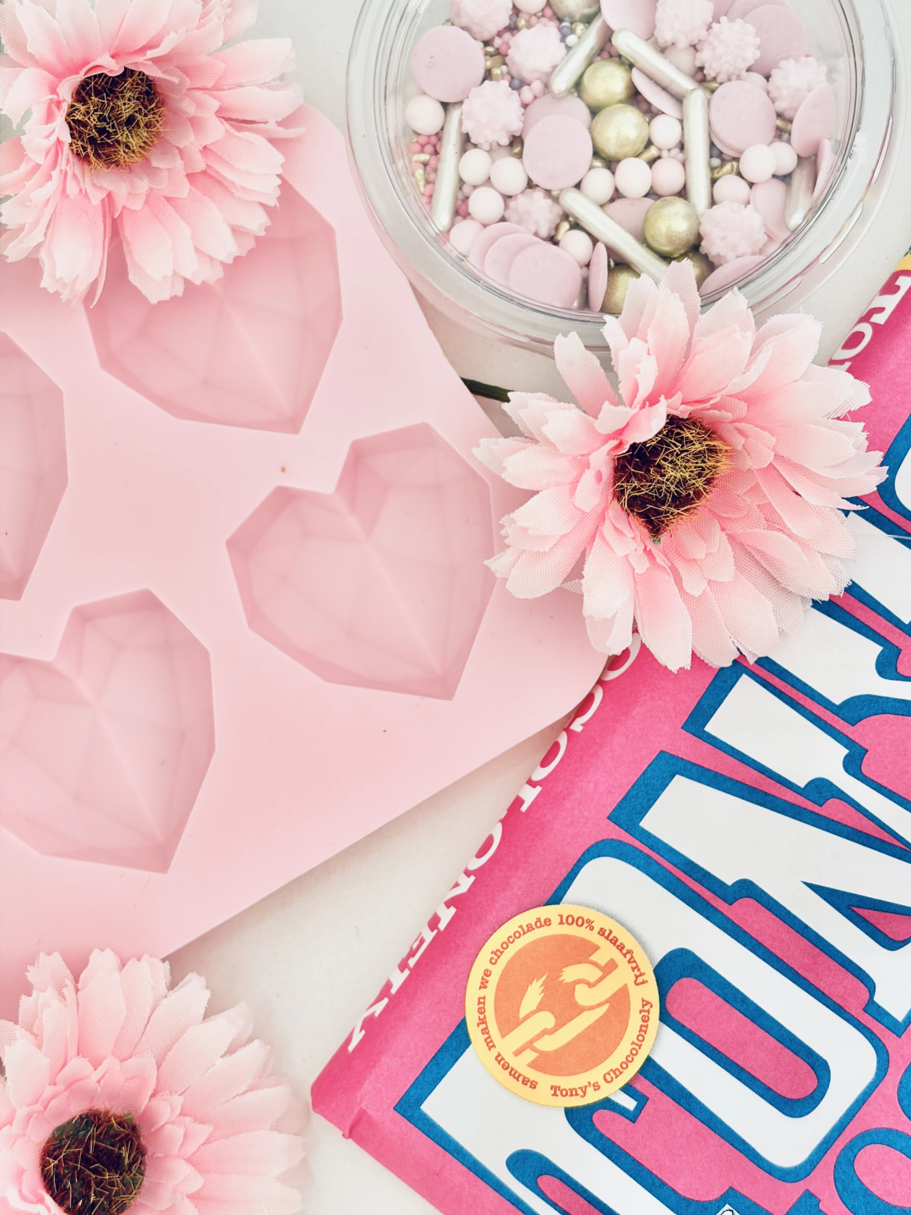 Roze bakvorm met bloemen en taartdecoraties