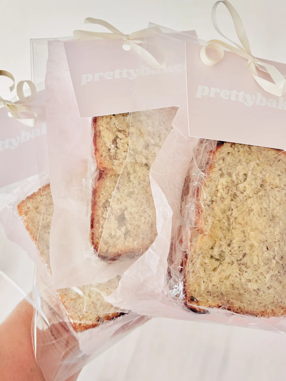 Verpakte plakken cake met labels van Pretty bakery