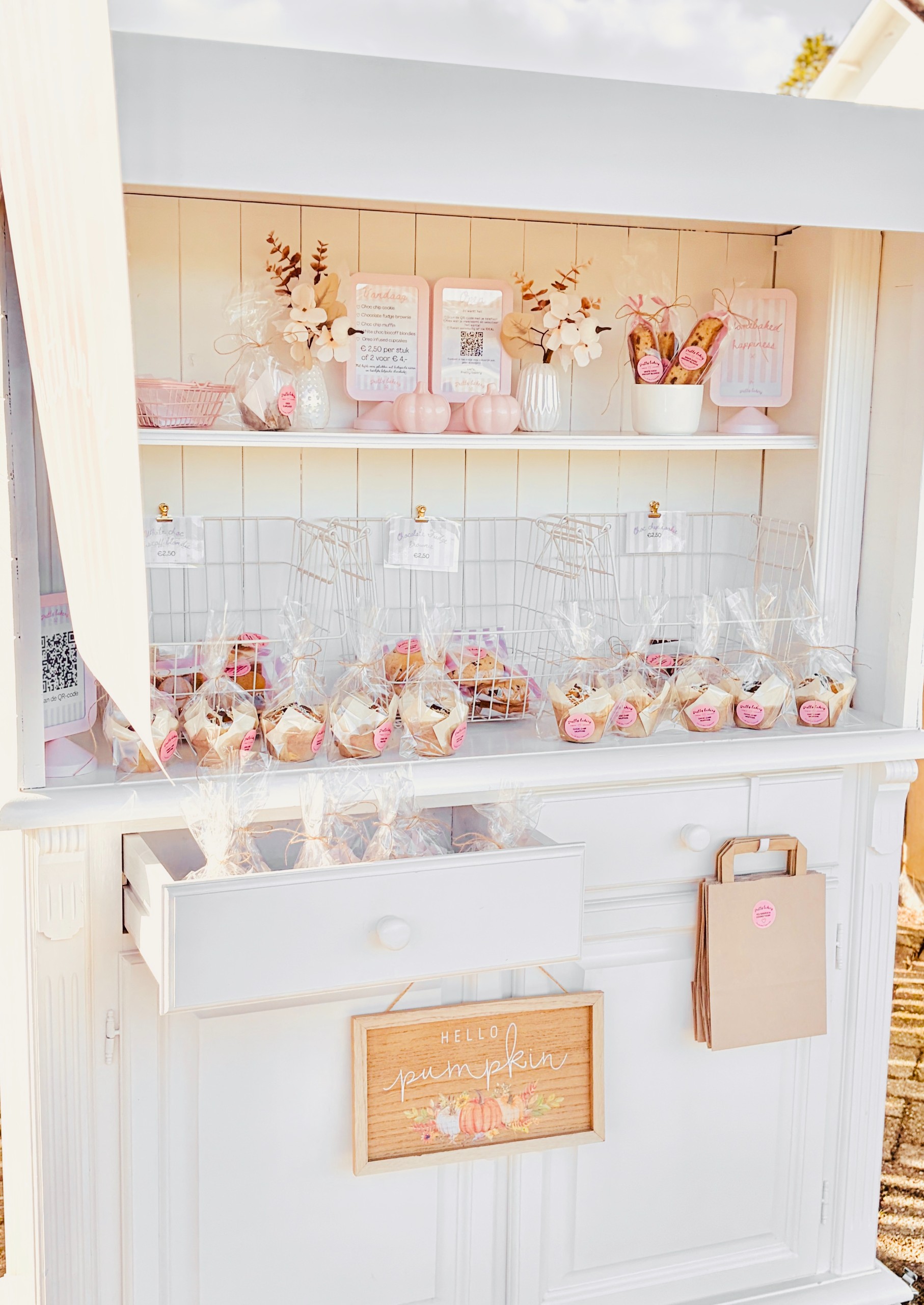 Cijfertaart met roze bloemen en zoete decoraties
