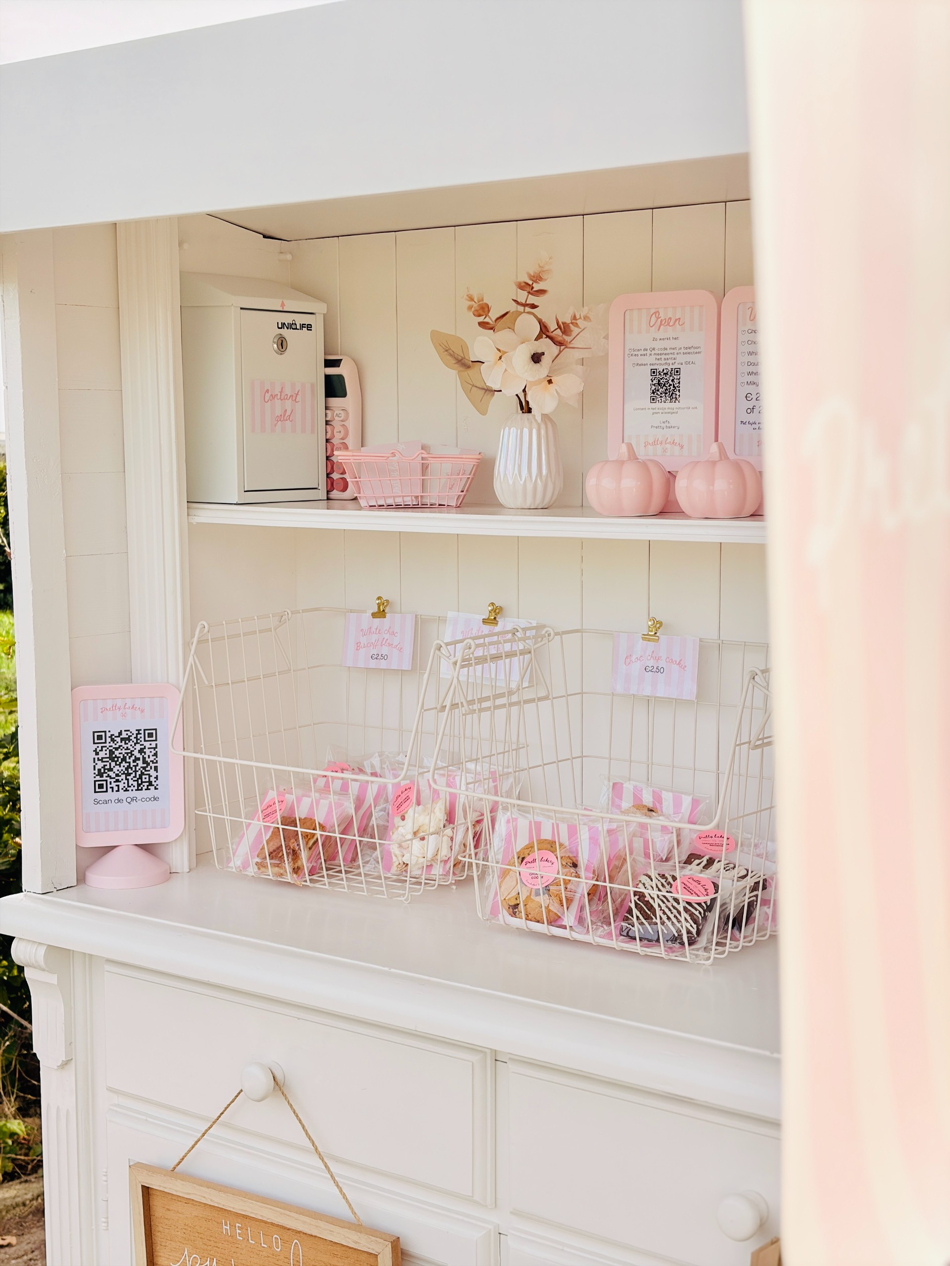 Verpakte plakken cake met labels van Pretty bakery